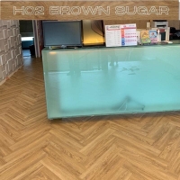 Double Living SPC Vinyl Flooring ลายก้างปลา หนา 5.5 มม. Herringbone HO2 Brown Sugar