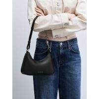 ราคา Charles & Keith กระเป๋าสะพายข้างทรงสี่เหลี่ยมคางหมูสายโซ่รุ่น Lock & Key - สีดำอะไหล่สีเงิน