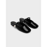 ราคา Charles & Keith รองเท้าส้นเตี้ยหนังแก้วสายคาดเท้าประดับด้วยมุกแบบเปิดส้น - หนังแก้วสีดำ