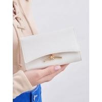 ราคา Charles & Keith กระเป๋าสตางค์ดีไซน์ที่ปิดด้านหน้าตกแต่งด้วยเมทัลลิครุ่น Huxley - สีขาว