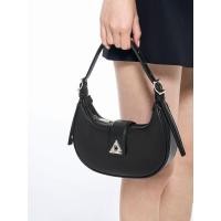 ราคา Charles & Keith กระเป๋าสะพายไหล่สายดีไซน์หัวเข็มขัดรุ่น Trice - สีดำอะไหล่สีเงิน