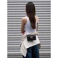 ราคา Charles & Keith คลัตช์ลวดลายแบบควิลท์พร้อมที่ปิดแบบเสียบรุ่น Tallulah - สีดำ