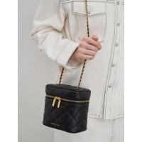 ราคา Charles & Keith กระเป๋าสะพายข้างทรงกล่องดีไซน์ลายควิลท์รุ่น Nezu - สีดำ