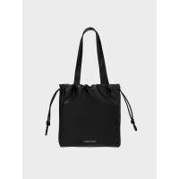ราคา Charles & Keith กระเป๋าโท้ทขนาดเล็กดีไซน์ลายย่นที่ปิดแบบเชือกรูดรุ่น Bethel - สีดำ