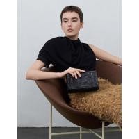 ราคา Charles & Keith กระเป๋าสะพายข้างลายย่นรุ่น Matina - สีดำอะไหล่สีดำ