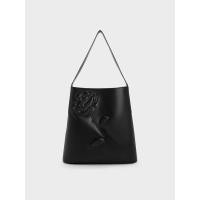 ราคา Charles & Keith กระเป๋าสะพายไหล่แบบย่นทรงสี่เหลี่ยมคางหมูดีไซน์ลายดอกกุหลาบ - สีดำอะไหล่สีเงิน