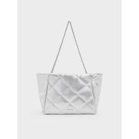 ราคา Charles & Keith กระเป๋าโท้ทเมทัลลิคดีไซน์ลายควิลท์ที่จับแบบโซ่รุ่น Apfra - สีเงิน