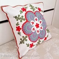 ราคา ปลอกหมอนอิง สไตล์คอทเทจ ปักลายดอกไม้บานม่วงแดง แบบ-P พื้นสีขาว