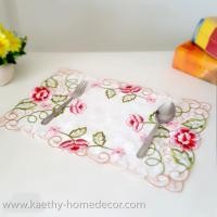 ราคา ผ้ารองจาน แผ่นรองจาน สไตล์คอทเทจ ทรงสี่เหลี่ยมผืนผ้า แบบ H พื้นสีขาวปักดอกไม้สีแดง