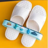 ราคา ชั้นวางรองเท้าแตะในห้องน้ำ ที่แขวนผ้าเช็ดตัว ชั้นวางผ้าขนหนู ที่เก็บรองเท้า ที่เสียบรองเท้าลายการ์ตูนน่ารัก สีฟ้า (124)