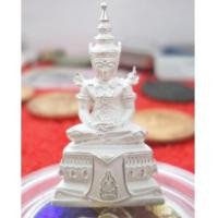 ราคา พระแก้วมรกตลอยองค์ จัดสร้างโดยรพ.ภูมิพลฯ พ.ศ.2547 เนื้อเงิน พ่นทราย No.9730 (เช่าบูชาแล้ว) (6052792)