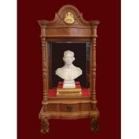 ราคา พระบรมรูปพระบาทสมเด็จพระเจ้าอยู่หัว เนื้อบรอนซ์สีเงิน พร้อมตู้ไม้สักสีทอง ปี 2540 มีใบประกาศจากวัด (2691201)