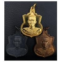 ราคา เหรียญสมเด็จพระนเรศวรมหาราช รุ่นสู้ หลังสก. ปี48 เนื้อทองคำ 20 กรัม เงิน ทองแดง พร้อมกล่องพระราชทาน (7365594)