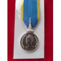 ราคา เหรียญที่ระลึกประดับแพรแถบ สมเด็จพระนางเจ้าสิริกิต์ฯทรงเจริญพระชนมายุ 50 พรรษาปีพุทธศักราช 2525 (3999886)