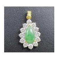 ราคา จี้ หยก พม่า ทรงหยดน้ำ ล้อมเพชร 12 เม็ด 1.08 กะรัต ทอง90 เพชรขาว พลอยสวยมาก นน. 2.62 g (7506297)