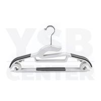 ราคา YSB CENTER ไม้แขวนเสื้อ ไม้แขวนเสื้อกันลื่น ไม้แขวนเสื้อพลาสติก แพค 10 ชิ้น รุ่น CB0080 - CB0081 สีขาวดำ 22 x 42 x 0.3 cm. พลาสติก ABS (10532480)