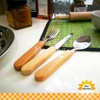 ราคา New Morning ชุดช้อนส้อมมีดสเตนเลสสตีลด้ามไม้ 4 ชุด 12 ชิ้น สีน้ำตาล (10606472)