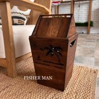 ราคา Fisher Man ถังขยะไม้สัก ลายต้นมะพร้าว พร้อมฝาเด้ง ขนาด 23 x 23 x 43 cm (10648353)