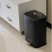 ราคา Kitchenhouse.B ถังขยะแบบเหยียบสไตล์วินเทจ มาพร้อมที่จับลูกตุ้มสีทอง 13 ลิตร สีดำ (11071756)