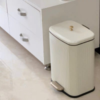 ราคา Kitchenhouse.B ถังขยะแบบเหยียบสไตล์วินเทจ มาพร้อมที่จับลูกตุ้มสีทอง 13 ลิตร สีขาวครีม (11071754)