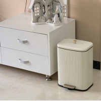 ราคา Kitchenhouse.B ถังขยะแบบเหยียบสไตล์วินเทจ มาพร้อมที่จับลูกตุ้มสีทอง 6 ลิตร สีขาวครีม (11071749)