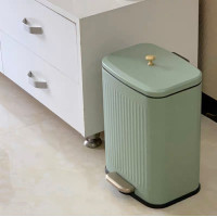 ราคา Kitchenhouse.B ถังขยะแบบเหยียบสไตล์วินเทจ มาพร้อมที่จับลูกตุ้มสีทอง 13 ลิตร สีเขียว (11071755)