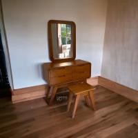 ราคา Kanyavee Wood โต๊ะเครื่องแป้งไม้สัก รุ่น M165 สีสักทอง (12110092)