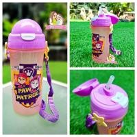 ราคา Thaitrendy ขวดน้ำเด็กอนุบาล (แคร์แบร์) กระติกน้ำเด็ก กระบอกน้ำเด็ก [มีหลอดดูด สายคล้องคอ] ของเล่น ตุ๊กตา PawPatrol ชมพู 600ML (12222904)