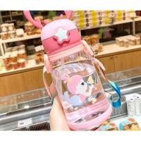 ราคา Thaitrendy ขวดน้ำเด็กอนุบาล กระติกน้ำเด็ก กระบอกน้ำเด็ก พร้อมหลอดดูด และสายคล้องคอ 450 - 650 ml นางเงือก 600ML (12223268)