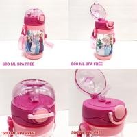 ราคา Thaitrendy ขวดน้ำเด็กอนุบาล กระติกน้ำเด็ก กระบอกน้ำเด็ก พร้อมหลอดดูด และสายคล้องคอ 450 - 650 ml เอลซ่า 500ML ฝาเด้ง (12223271)