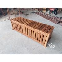 ราคา โกดังไม้ - กล่องลังไม้สน เปิดปิดได้ ปูไม้แบบระแนงเว้นร่อง ย้อมสีมะค่า ขนาดกว้าง 45* ยาว 145* สูง 45 ซม. (12328731)