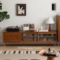 ราคา mitten studio slow classic danish tv cabinet ชั้นวางทีวีโทนสีเข้มคลาสิค บานกระจกลอนลูกฟูก (12339474)