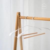 ราคา pfh ไม้แขวนเสื้อมินิมอล สีขาว [1 แพ้ก 5 ชิ้น] ไม้แขวนเสื้อเหล็ก แข็งแรง (12492261)