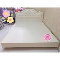 ราคา Chutikab Furniture เตียงนอน3.5ฟุต เตียงทรงเจ้าหญิงสวย สินค้าตรงปกหุ้มหนังคุณภาพดีแข็งแรงทนทานรับประกันคุณภาพ 5 ฟุต White (10892288)