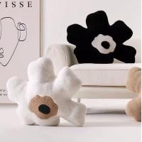ราคา Cozybrown หมอนอิงลายดอกไม้ Unikko TP0320 สีขาว 64x58 cm. (10538524)