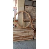 ราคา Kanya วงกบกลมหน้าต่างบ้านไม้สักแท้ผลิตโดยช่างมีประสบการณ์ จังหวัดแพร่ไม้สักลายไม้ สวยงามแข็งแรงทนทาน 80cm (12620119)