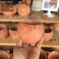 ราคา ปั้นเอง Pun-Ang ขายกระถางดินเผา กระถางรูปสัตว์ต่างๆ กว้าง 7.5 ซ.ม. x สูง 7.5 ซ.ม. ส้มอิฐ กว้าง3" หมู (10401531)