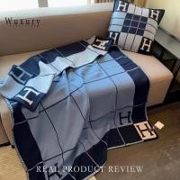 ราคา Wuxury Furniture หมอนอิงตัว H ผ้าห่มตัว H ผ้าขนสัตว์แคชเมียร์ นำเข้า ส่งฟรี ผ้าห่มสีน้ำเงิน (12634910)