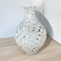 ราคา Lanna Pottery Vaseแจกันดินเผาทรงคอยาวปากเล็ก สีขาวเก่า ขนาด 22 x 33 cm. Normal (12478836)