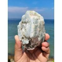 ราคา MaLik Stone : หินเเท้ตกเเต่งบ้าน : หินอความารีน ทรงธรรมชาติ ติดเเร่ไมก้า เหลือบเเสง ก้อนดิบ เนื้อสีฟ้าสวย ขนาดค่อนข้างใหญ่ น่าสะสมมากๆ (12509714)