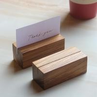 ราคา TYME ฐานไม้สัก สําหรับวางการ์ด ป้ายโต๊ะจอง ที่เสียบบัตร แท่นวางบัตร รูปภาพ ป้าย การ์ด สี่่เหลี่ยม ไม้สักแท้ แบบยาว 4x3.5x9 (12617393)