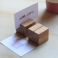 ราคา TYME ฐานไม้สัก สําหรับวางการ์ด ป้ายโต๊ะจอง ที่เสียบบัตร แท่นวางบัตร รูปภาพ ป้าย การ์ด สี่่เหลี่ยม ไม้สักแท้ แบบลูกเต๋า 4x4x3.5 (12617394)