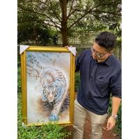 ราคา [กิตติกรอบรูป] ภาพมงคลเสริมฮวงจุ้ย "เสือ" เป็นสัญลักษณ์ ของผู้ทรงอำนาจ กล้าหาญและแข็งแกร่งสมเป็นผู้นำ ติดตั้งบนผนัง เสือทอง 16x27 นิ้ว (12141785)