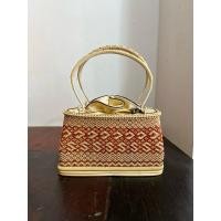 ราคา บ้านรักษ์สาน กระเป๋า ถือออกงาน กระเป๋าชุดไทย ลายพระราชทาน เกรดพรี่เมี่ยม เนื้อละเอียดคัดพิเศษ สวย ทน แข็งแรง แบบ 15 (12737776)