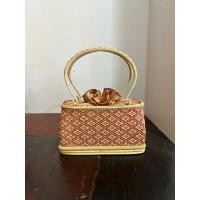 ราคา บ้านรักษ์สาน กระเป๋า ถือออกงาน กระเป๋าชุดไทย ลายพระราชทาน เกรดพรี่เมี่ยม เนื้อละเอียดคัดพิเศษ สวย ทน แข็งแรง แบบ 14 (12737769)