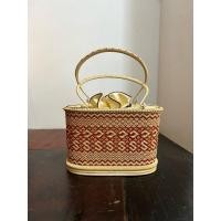 ราคา บ้านรักษ์สาน กระเป๋า ถือออกงาน กระเป๋าชุดไทย ลายพระราชทาน เกรดพรี่เมี่ยม เนื้อละเอียดคัดพิเศษ สวย ทน แข็งแรง แบบ 16 (12737764)