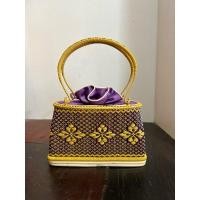 ราคา บ้านรักษ์สาน กระเป๋า ถือออกงาน กระเป๋าชุดไทย ลายพระราชทาน เกรดพรี่เมี่ยม เนื้อละเอียดคัดพิเศษ สวย ทน แข็งแรง แบบ 10 (12737774)