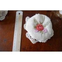 ราคา TiwaHandmade ที่หุ้มลูกบิดประตู หรือกระปุกเกียร์รถ หรือจะรองขาโต๊ะขาเก้าอี้ ขาว(แบบปัก) (12760637)