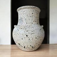 ราคา กระถางดินเผาทรงอ้วนคอตรง วินเทจสไตล์ มีหู 2 หู ขนาด 31 x 39 cm. สีขาวเก่า (12814020)