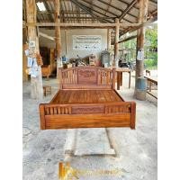 ราคา PF_Phrae | เตียงไม้สักขนาด6ฟุต ขาทึบ แกะสลักปลา หัว-ท้ายเตียง สีสักเข้ม (12827731)